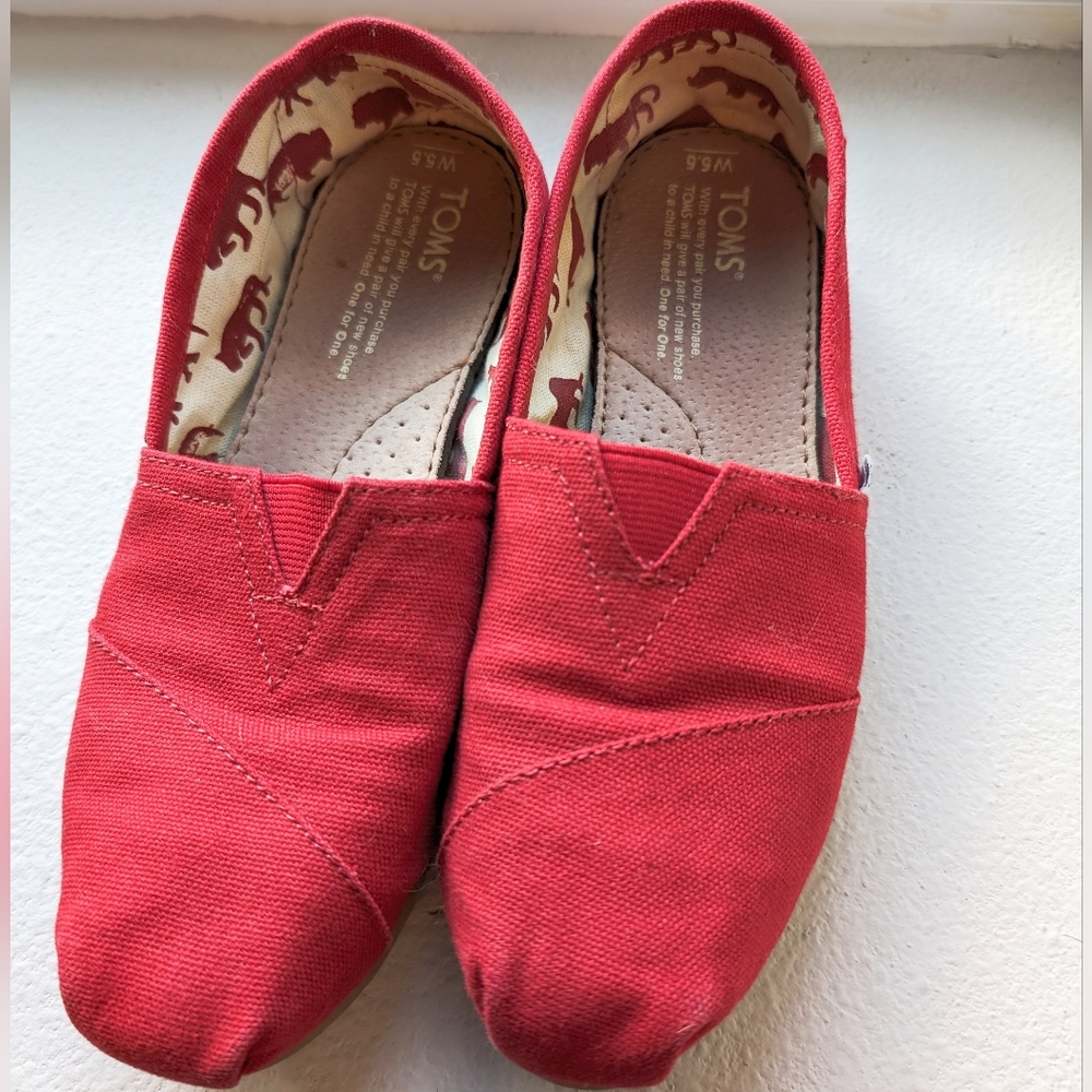 Tom's red classic slip on flat loafers 5.5